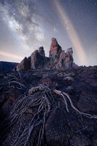 Milchstraße über den Felsen des Nationalparks El Teide auf Teneriffa.