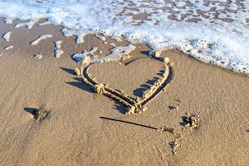 Herz gemalt in den Strandsand an der Ostsee von MPfoto71