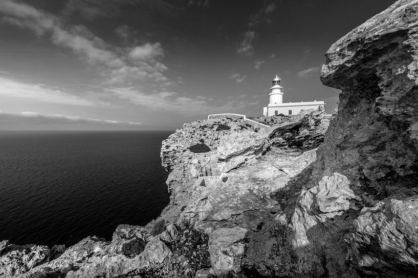 De vuurtoren van Cavalleria op het eiland Menorca in zwart-wit. van Manfred Voss, Zwart-Wit Fotografie