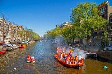 Feestvieren met koningsdag in Amsterdam op de grachten in Nederland van Eye on You