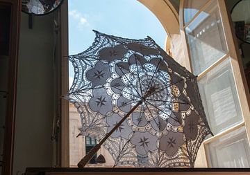 paraplu in een raam van ChrisWillemsen