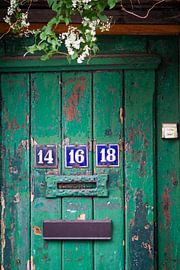 Trois numéros de maison sur une seule porte
