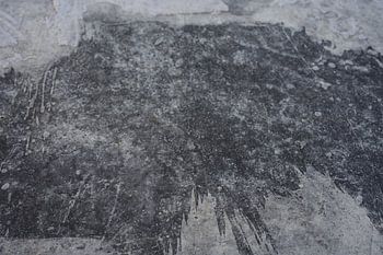 Der Verfall eines Grabsteins führt zur Abstraktion