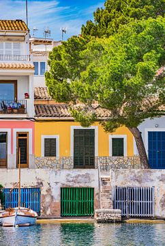 Kleurrijke huizen van Portocolom op Mallorca, Spanje Balearen van Alex Winter