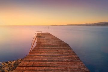 Houten pier aan het meer van Trasimeno, Italië van Stefano Orazzini
