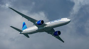 Flyby van een United Airlines Boeing 777-300. van Jaap van den Berg