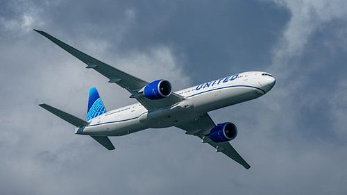 Flyby van een United Airlines Boeing 777-300.