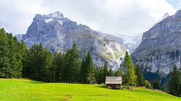 Cabine avec les montagnes en arrière-plan à Grindelwald, Suisse