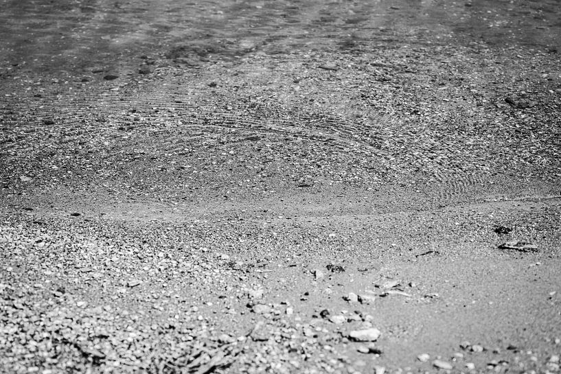 Sanfte Wellen am Strand schwarz und weiß von Nicolette Suijkerbuijk