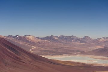 Vulkanwanderung in Chile mit Blick auf die Laguna Verde am Fuße des Licancabur