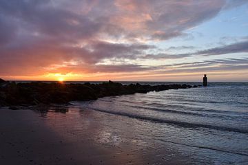 Noordzee strand Ouddorp tijdens zonsondergang van Marjolein van Middelkoop