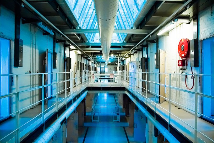 Urbex - strakke weergave verlaten gevangenis/ cellencomplex van Tess Groote