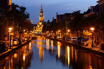 Luttik Oudorp mit Waag-Gebäude in Alkmaar am Abend von Merijn van der Vliet