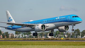 Landende KLM Cityhopper Embraer E195-E2. van Jaap van den Berg