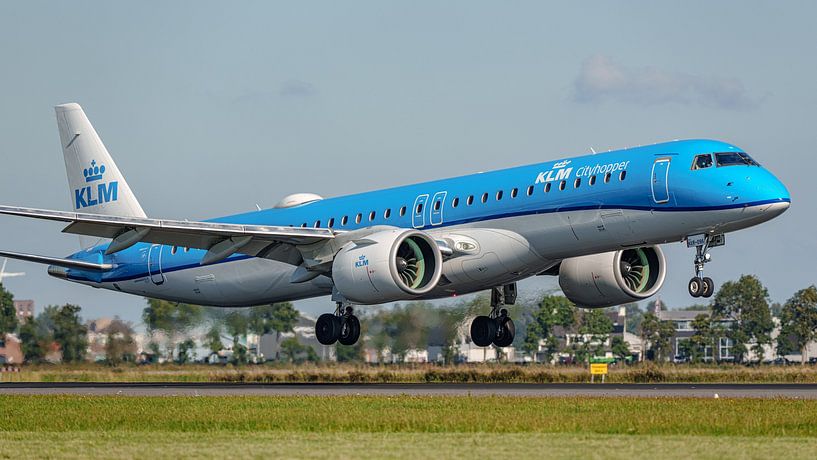Landing KLM Cityhopper Embraer E195-E2. by Jaap van den Berg