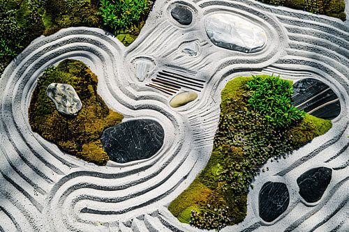 Zen tuin met stenen patronen