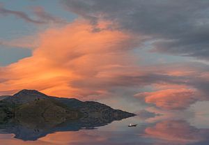 Orange Sonnenuntergang in der Berglandschaft 