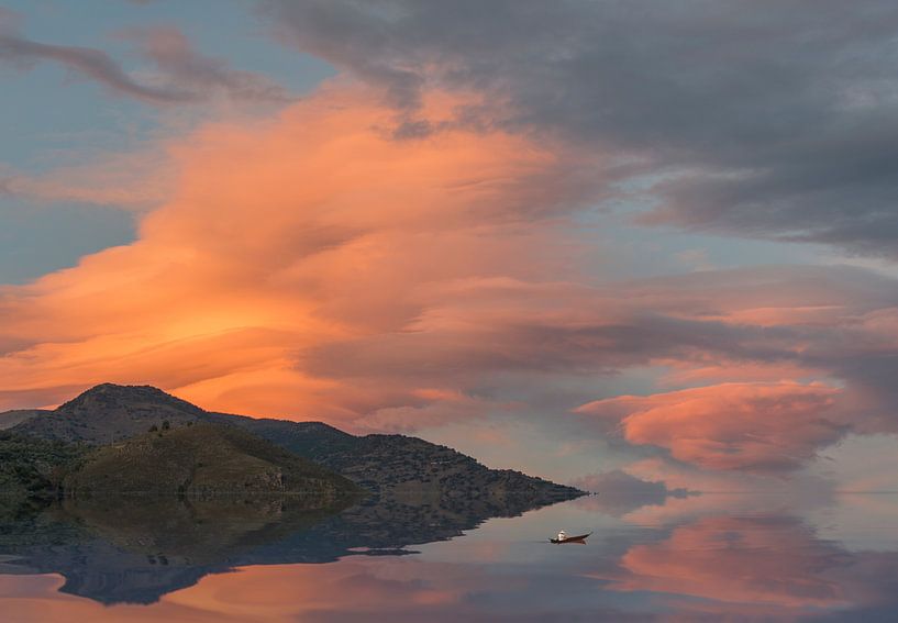 Oranje zonsondergang spiegeling van Marcel van Balken