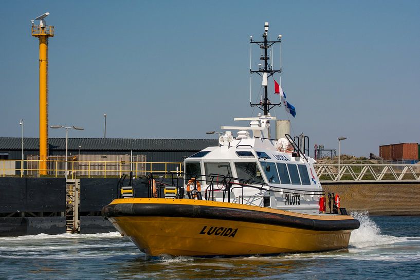 Pilot Lucida ready for departure in the port of Rotterdam. by scheepskijkerhavenfotografie