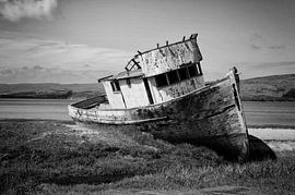 Shipwreck in black and white by TidalCircle