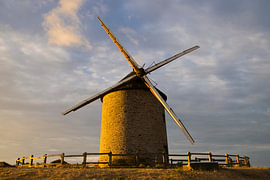 Eine authentische Mühle bei Sonnenaufgang von Jaap Tanis