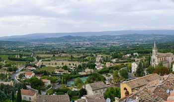 Vallée du Luberon en Provence avec le village de Bonnieux