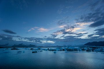 Island - Viele riesige Eisschollen treiben in der Gletscherlagune Joekulsarlon in der Nacht von adventure-photos