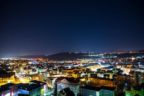 Duitsland, Donkere sterrenhemel boven oude stadsgebouwen van middeleeuwse stad