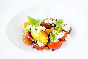 Salade colorée présentée sur assiette blanche partie 2