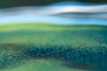Abstracte golvende lijnen in groen en blauw van Lisette Rijkers