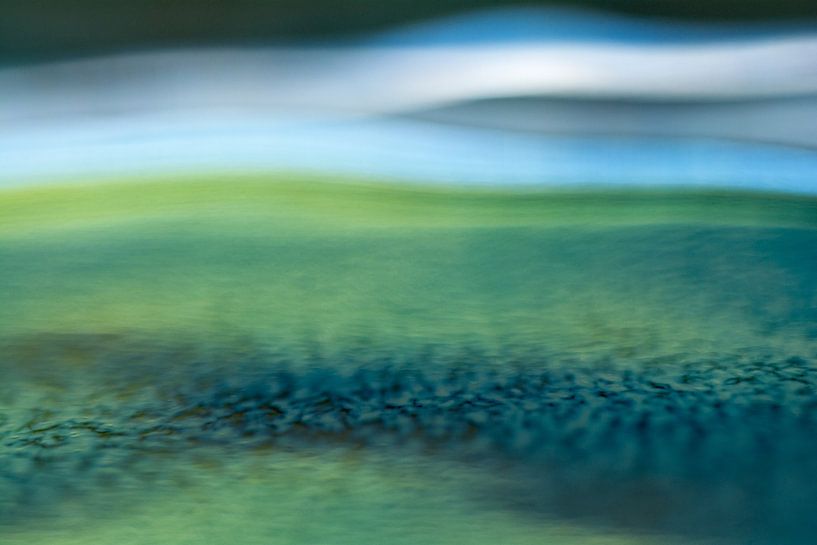 Abstrakte Wellenlinien in Grün und Blau von Lisette Rijkers