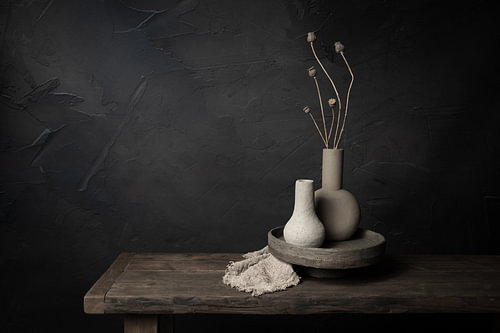 Grow your way - Donker stilleven met gedroogde papavers en aardewerk vazen van Mayra Fotografie