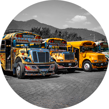 Guatamala op straat - Kleurrijke oude bussen in zwart wit & kleur van Casper Poot