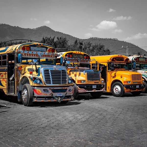 Autobus à Guatamala Couleur Noir Blanc par Casper Poot