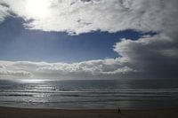 Eenzame strandwandelaar in Zuid-Afrikaanse avondzon Mosselbaai
