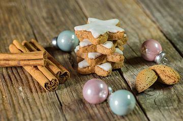 Pile de biscuits en forme d'étoile de Noël avec épices à la cannelle sur Alex Winter