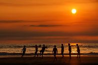 Strandvoetbal bij zonsondergang par Dick van Duijn Aperçu