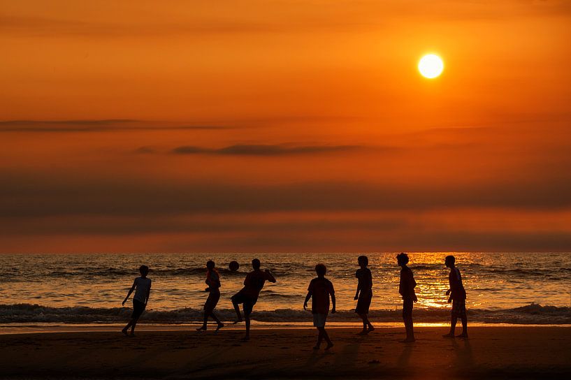 Strandvoetbal bij zonsondergang par Dick van Duijn