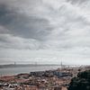 Vues de la ville et de la baie de Lisbonne, Portugal. sur Bart Clercx