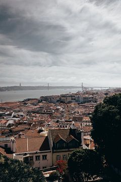 Uitzicht op de stad en baai van Lissabon, Portugal. van Bart Clercx