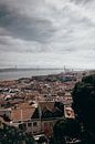Uitzicht op de stad en baai van Lissabon, Portugal. van Bart Clercx thumbnail