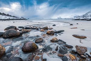 Verschneite Winterlandschaft auf den Lofoten in Nordnorwegen von Sjoerd van der Wal Fotografie