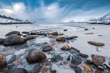 Verschneite Winterlandschaft auf den Lofoten in Nordnorwegen von Sjoerd van der Wal