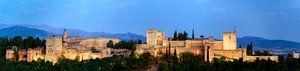 Het prachtige Alhambra in avondlicht (panorama) van Roy Poots