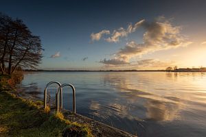 Badeleiter am Ufer bei Sonnenaufgang