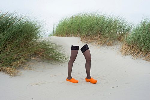 Beine und Clogs in den Dünen