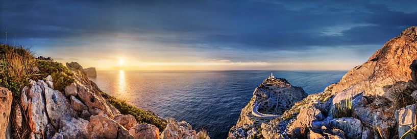 Landschap bij Formentor op het eiland Mallorca bij zonsondergang. van Voss Fine Art Fotografie