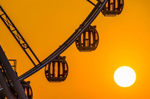 Grande roue de Scheveningen au coucher du soleil sur Caroline Guerain