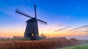 Kleurrijke zonsopkomst bij de Schermer molens