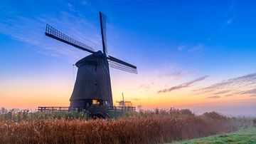 Kleurrijke zonsopkomst bij de Schermer molens van Photo Henk van Dijk